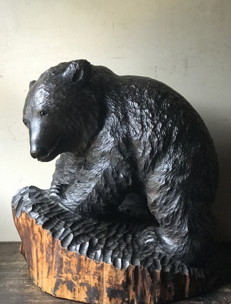 無名の古い木彫の熊